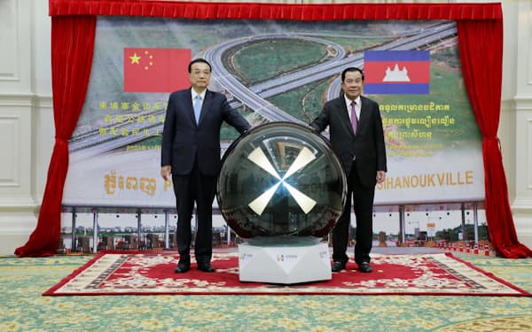 式典に参加した中国の李克強首相（左）とカンボジアのフン・セン首相（９日、プノンペン）＝フン・セン氏のフェイスブックより