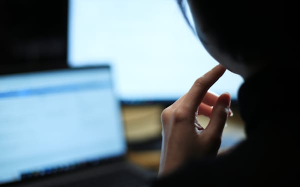 在宅勤務でパソコンに向かう会社員