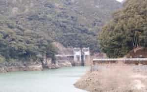 小丸川発電所は九電の揚水発電所で最も出力が大きい。奥が発電所設備(宮崎県木城町) 小丸川発電所は九電の揚水発電所で最も出力が大きい。奥が発電所設備(宮崎県木城町)