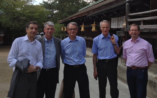 スナール氏（右から２人目）と共に日産の経営陣に加わった（2013年、京都で。左端がデルマス氏）