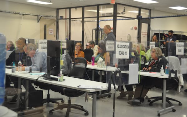 中間選挙の開票作業に取り組む職員（9日、アリゾナ州マリコパ郡）