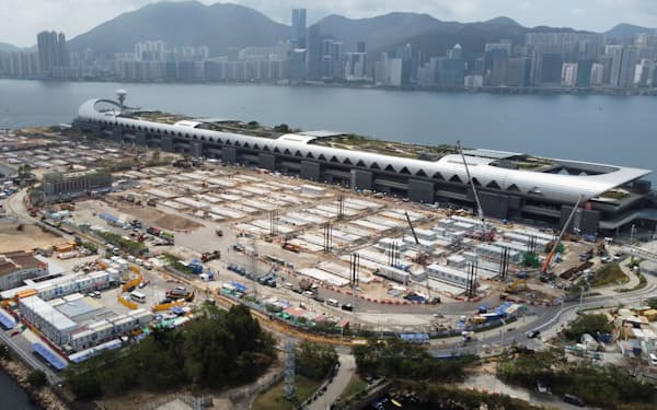 香港ではクルーズ船のターミナルにコロナ患者の隔離施設が建設された（３月）＝ロイター