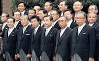 細川連立内閣が発足して記念写真に収まる閣僚たち（1993年８月）＝共同