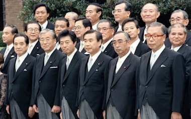 細川連立内閣が発足して記念写真に収まる閣僚たち（1993年8月）=共同