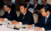 行政改革会議の初会合であいさつする橋本龍太郎首相（中）（1996年11月、首相官邸）＝共同