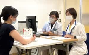 医師と薬剤師で医薬品の使用に関する相談にのる=国立成育医療研究センター提供 医師と薬剤師で医薬品の使用に関する相談にのる=国立成育医療研究センター提供