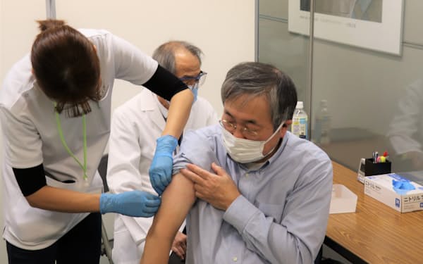 行幸地下ワクチン接種センターで新型コロナワクチン接種後にインフルワクチンを接種する様子（10日、東京都千代田区）