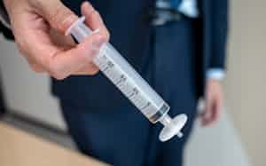 東洋紡の「カタロセブ」は注射器の先端に取り付け、中に搭載した膜で液中のエクソソームを回収する 東洋紡の「カタロセブ」は注射器の先端に取り付け、中に搭載した膜で液中のエクソソームを回収する