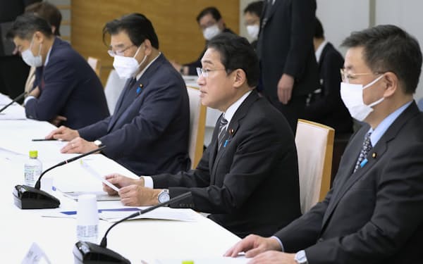 新しい資本主義実現会議であいさつする岸田首相（右から2人目、10日、首相官邸）＝共同