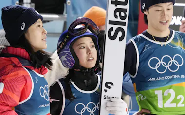 ミラノ五輪のジャンプ混合団体で日本の銅メダルに貢献した高梨㊥。前回五輪の悪夢を拭い去った=共同