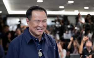 「タイの誇り党」が総選挙で予想外に大勝し、アヌティン首相は満面の笑みで記者会見に臨んだ(8日、バンコク)=ロイター 「タイの誇り党」が総選挙で予想外に大勝し、アヌティン首相は満面の笑みで記者会見に臨んだ(8日、バンコク)=ロイター