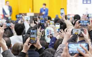 衆院選の演説会で高市首相が登壇すると、大勢の人たちがスマートフォンを壇上に向けた(2月3日、埼玉県川越市)=共同 衆院選の演説会で高市首相が登壇すると、大勢の人たちがスマートフォンを壇上に向けた(2月3日、埼玉県川越市)=共同