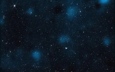 ジェームズ・ウェッブ宇宙望遠鏡のデータを用いて、これまでで最も解像度の高いダークマター地図が作成された。この画像は、地図に含まれるおよそ80万個の銀河の上に、青色で示されたダークマターの集中領域を重ねて表示したもの。(NASA/STScI/J. DePasquale/A. Pagan)