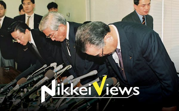 山一証券の自主廃業を発表する野沢正平社長(右)ら(1997年11月24日、東証)
