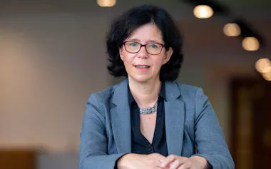 Birgit Niessner 民間銀行からオーストリア中銀幹部に転じ、総裁の助言役として活躍した。2025年に退任し、現在は学術機関に転じた(写真はオーストリア中銀提供)