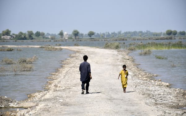 パキスタンでは6月以降の大洪水で冠水が続き、マラリアが流行した＝共同