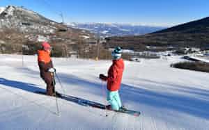 高峰マウンテンパークの冬季来場者は約5万人、平日はコアなスキーヤー、スノーボーダー、週末は家族連れでにぎわう 高峰マウンテンパークの冬季来場者は約5万人、平日はコアなスキーヤー、スノーボーダー、週末は家族連れでにぎわう