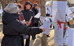 親が自分の子のプロフィルを書いた紙を張り出すことは2000年代半ばから当たり前になった(中国遼寧省大連市の公園) 親が自分の子のプロフィルを書いた紙を張り出すことは2000年代半ばから当たり前になった(中国遼寧省大連市の公園)