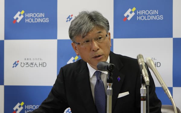 広島銀行はクラウドを用いた新たな基幹システムに移行すると発表した（11日、記者会見した清宗頭取）