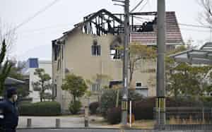 火災が発生し、敷地内で血を流して倒れている男性が発見された住宅(16日、広島県東広島市)=共同 火災が発生し、敷地内で血を流して倒れている男性が発見された住宅(16日、広島県東広島市)=共同