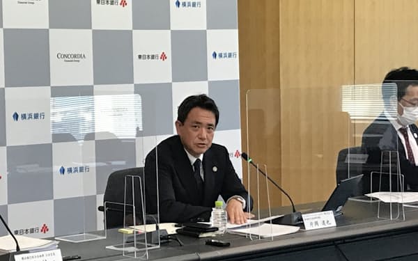 横浜銀行の片岡頭取は本業収益の増加を強調した（11日、横浜市）