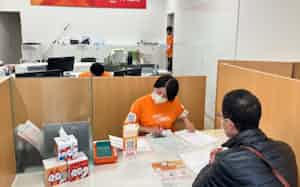 十六銀行は窓口での声かけなどで特殊詐欺被害を防いできた(岐阜県関市の関支店) 十六銀行は窓口での声かけなどで特殊詐欺被害を防いできた(岐阜県関市の関支店)