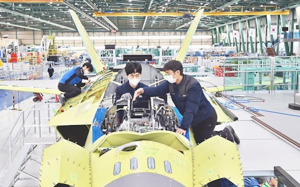 KAIは初の国産戦闘機「KF21」の組み立てを担う(韓国南部の同社工場)