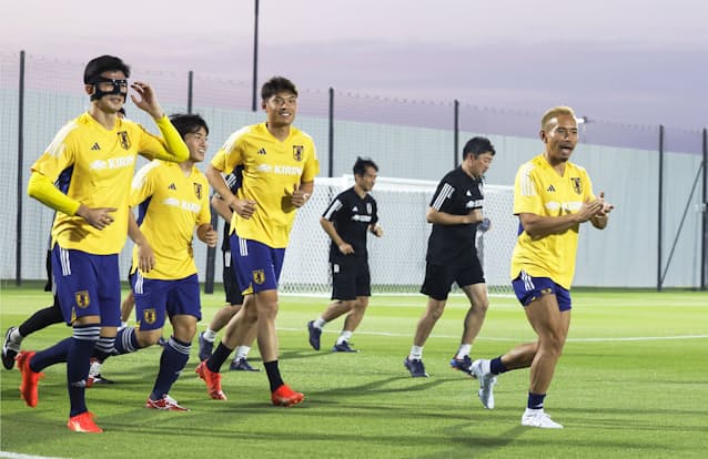 サッカー日本代表 ドーハで初練習 長友ら国内組7人 日本経済新聞 サッカー日本代表 ドーハで初練習 長友ら国内組7人 日本経済新聞