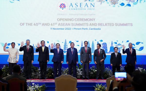 マレーシアはASEAN首脳会議にアズハー・ハルン下院議長（右端）が代理出席した（11日、プノンペン）＝ロイター