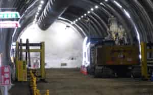 山岳トンネルの坑内を巡行中のドローン「Skydio X10」 山岳トンネルの坑内を巡行中のドローン「Skydio X10」