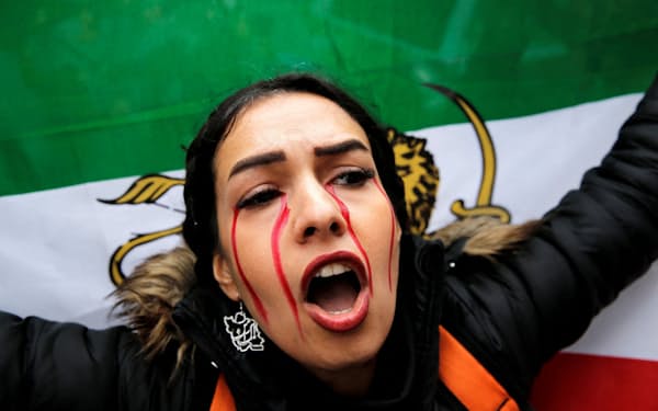 イラン国内のデモに呼応し、イスタンブールのイラン公館近くで同国当局に抗議する女性（7日）=ロイター