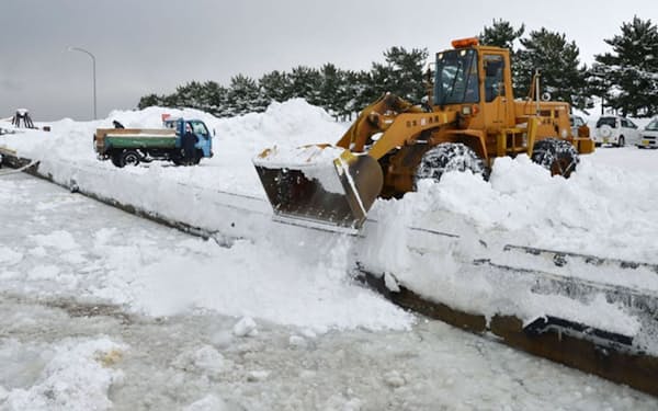 青森市は冬場に積もった雪を除雪車とトラックで集めて海などに捨てている＝共同