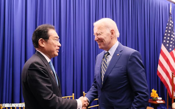 岸田文雄首相は13日、訪問先のカンボジアでバイデン米大統領と会談した