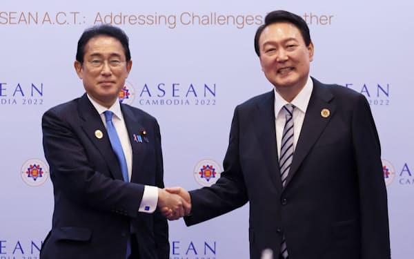 岸田文雄首相は13日、訪問先のカンボジアで韓国の尹錫悦（ユン・ソンニョル）大統領との会談に臨んだ