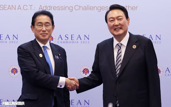 岸田文雄首相は13日、訪問先のカンボジアで韓国の尹錫悦(ユン・ソンニョル)大統領との会談に臨んだ