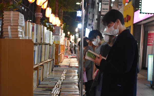 東京・神田神保町では、３年ぶりとなる本のイベント「神保町ブックフェスティバル」と「東京名物　神田古本まつり」が催され、街はにぎわいを見せた