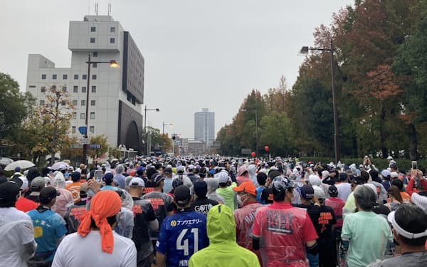 約１万1000人のランナーが岡山を駆け抜けた（13日、スタート時）