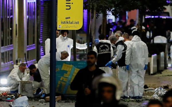 トルコ・イスタンブール中心部で起きた爆発の現場を調べる警察官ら（13日）＝ロイター