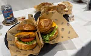 未利用になっていた親鶏の肉をつかった「チキンメンチカツバーガー」(1700円) 未利用になっていた親鶏の肉をつかった「チキンメンチカツバーガー」(1700円)