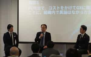 サッカー日本代表元監督の岡田武史氏(中央)らが脱炭素経営に関して討論した(17日、大阪市) サッカー日本代表元監督の岡田武史氏(中央)らが脱炭素経営に関して討論した(17日、大阪市)