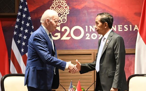 バイデン米大統領はＧ２０議長国を務めるインドネシアのジョコ大統領と会談した（14日、インドネシア・バリ島）＝ロイター
