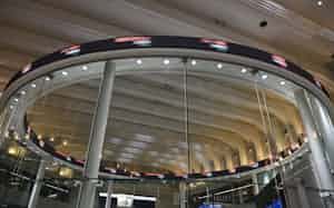 東京証券取引所の東証アローズ(23日午前、東京都中央区) 東京証券取引所の東証アローズ(23日午前、東京都中央区)