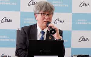 記者会見で話す日本建設機械工業会の山本明会長(17日、東京都港区) 記者会見で話す日本建設機械工業会の山本明会長(17日、東京都港区)