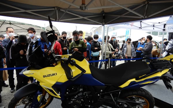 ミラノの二輪車ショーで発表したばかりの新型を日本で初披露した（13日、浜松市のスズキ本社）