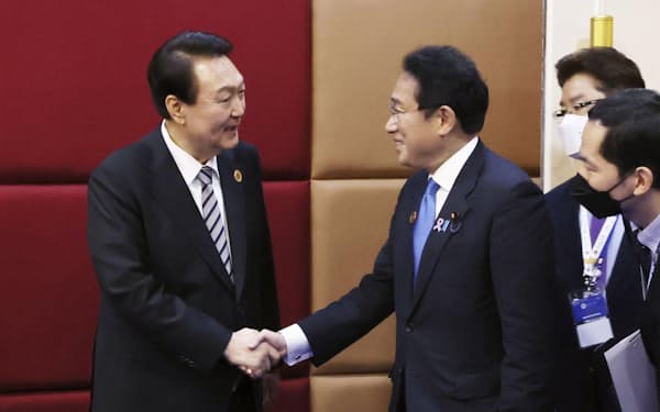 　13日、カンボジア・プノンペンで会談に臨む韓国の尹錫悦大統領（左端）と岸田首相（内閣広報室提供・共同）