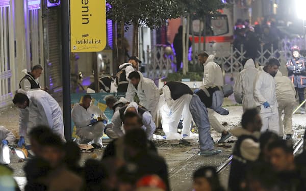 13日、イスタンブールの爆発現場を調べる捜査員ら＝ロイター