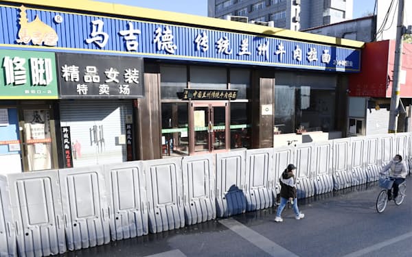 新型コロナ対策で封鎖された飲食店などが入るエリア（10月、北京市）＝共同