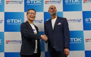 会見で握手するTDK斎藤社長㊧とフォーミュラEのジェフ・ドッズ氏(17日、東京都中央区) 会見で握手するTDK斎藤社長㊧とフォーミュラEのジェフ・ドッズ氏(17日、東京都中央区)