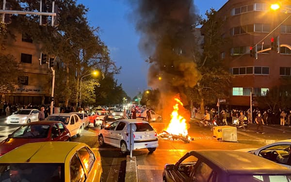 EUはイランのデモを巡ってバヒディ内相ら29人への制裁を発動した（テヘランでのデモで燃やされる警察車両）=ロイター