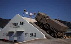 韓国のハンファエアロスペースでのA K-239チュンム砲システムのデモンストレーション(韓国・昌原)=ロイター 韓国のハンファエアロスペースでのA K-239チュンム砲システムのデモンストレーション(韓国・昌原)=ロイター